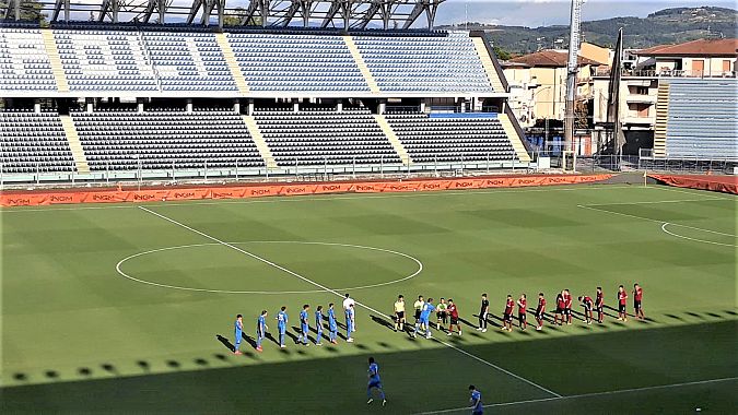 Il Castellani deserto e le due squadre prima del fischio di inizio