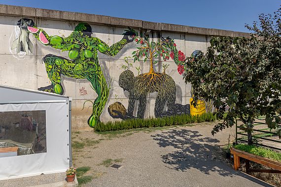 Roots Bloody Roots di Alleg sul muro perimetrale della Rems di Empoli