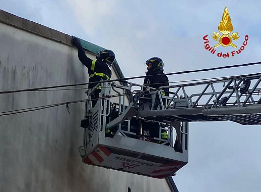 I vigili del fuoco impegnati in una verifica di staticità nel Pisano